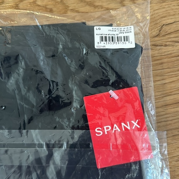 SPANX - Sunshine Shorts 10" Bermuda - Very Black - Size L - NWT - Picture 4 of 4